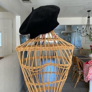 Blk wool beret . Vintage .